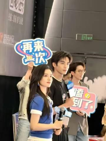 陈都灵当张婧仪宋威龙一日站姐惊喜落幕开启拍照时刻，陈都灵手持镜头化身一日站姐，刚