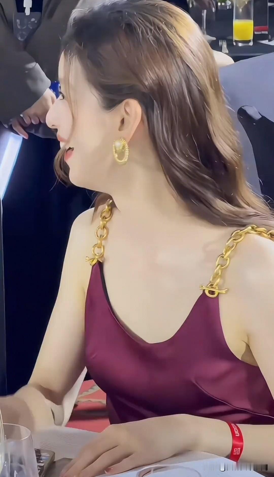 章泽天好美好气质好幸福[比心][比心][比心]她好人间清醒，不混迹娱乐圈，直接成