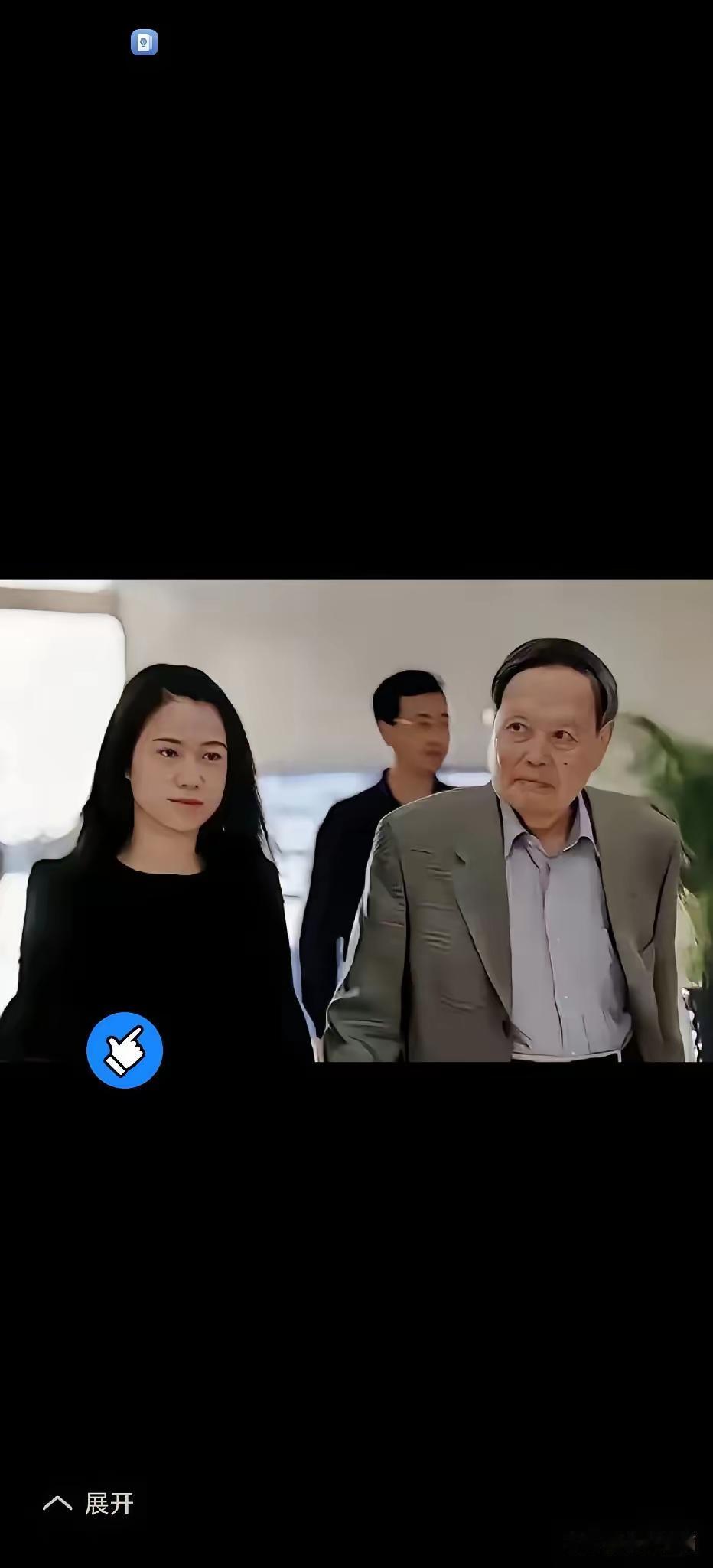 她嫁给了一个82岁的老头。很多人吵着她赢了财富或输了青春，我倒觉得，她更像