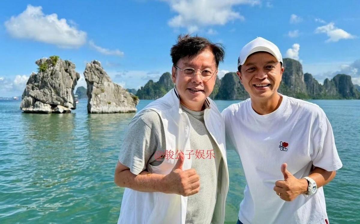 谭咏麟都75岁了，这精神头简直了。照片里一身休闲打扮，完全看不出是爷爷辈的人。
