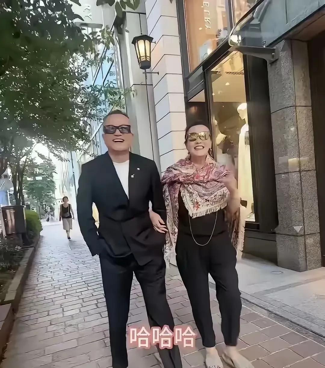 俏江南的老板张兰又谈恋爱了？老婆子都快70岁了，居然又谈恋爱了？身边这个男人看