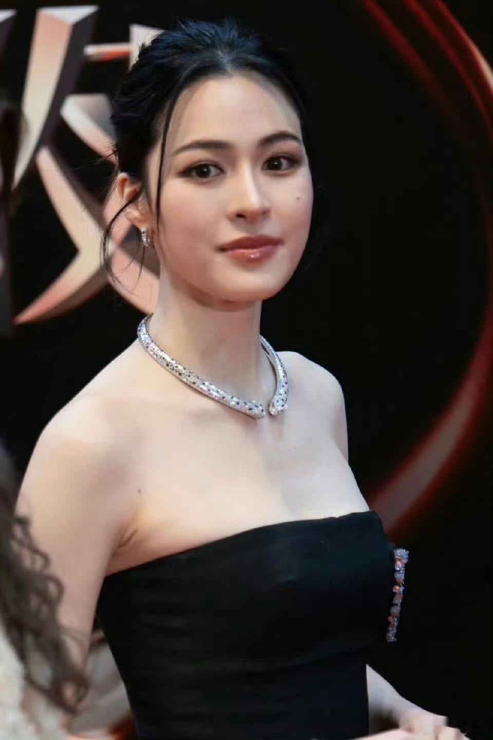 邝玲玲红毯生图生图抗打现场！盘发造型把气质拉满，项链上的钻光与她笑容呼应，点缀