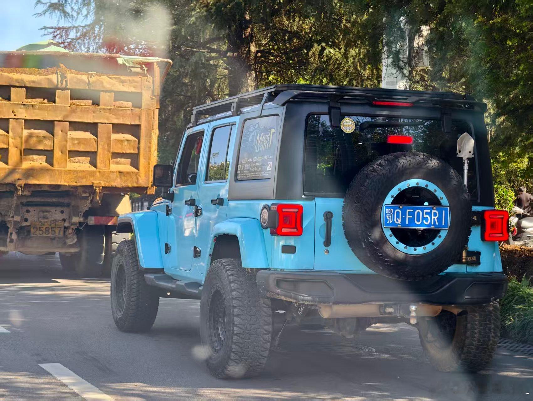 这人是不是我的粉丝？他怎么能贴个柴油在车上？柴油牧马人是个好东西。只不过在201