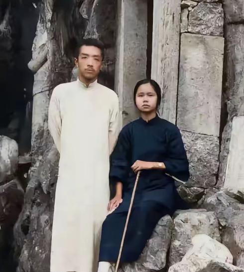 1923年9月，胡适带着已经同居的表妹曹诚英在杭州烟霞洞游玩时，留下的一张合影，