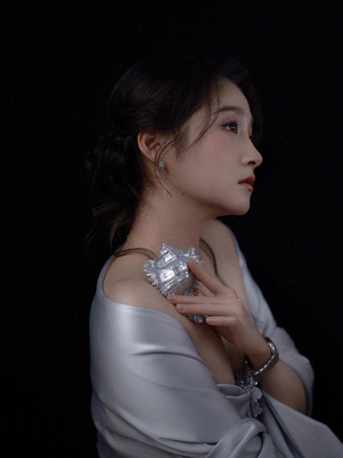 王牌之夜闪耀开场！国民闺女关晓彤今晚重磅登陆王牌秀场🐚灵动舞台感拉满，精彩表