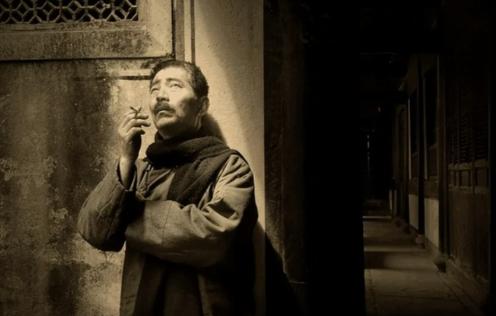 1936年10月20日，鲁迅去世后，断交13年的二弟周作人仍然去上课。一个小时的