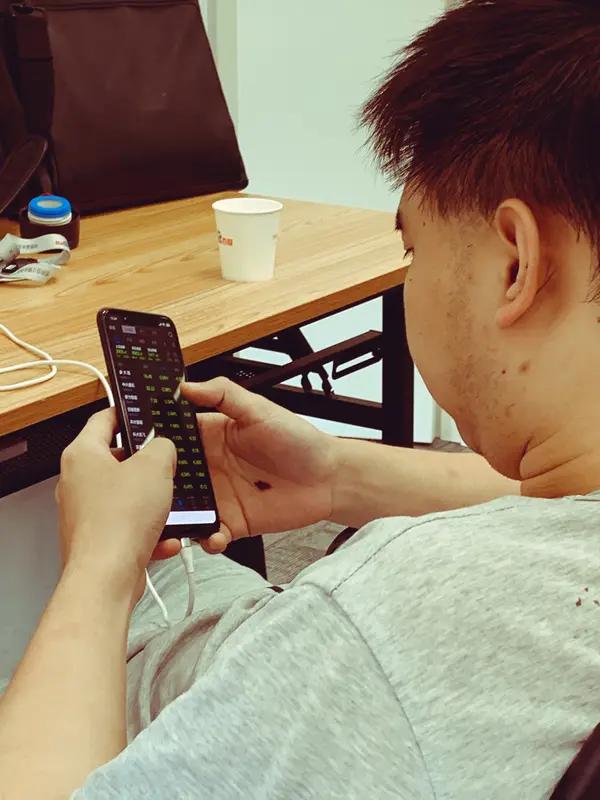 有个股友，七十万本金，两个月折腾成五十多万。不是浮亏，是真金白银割没了。他干