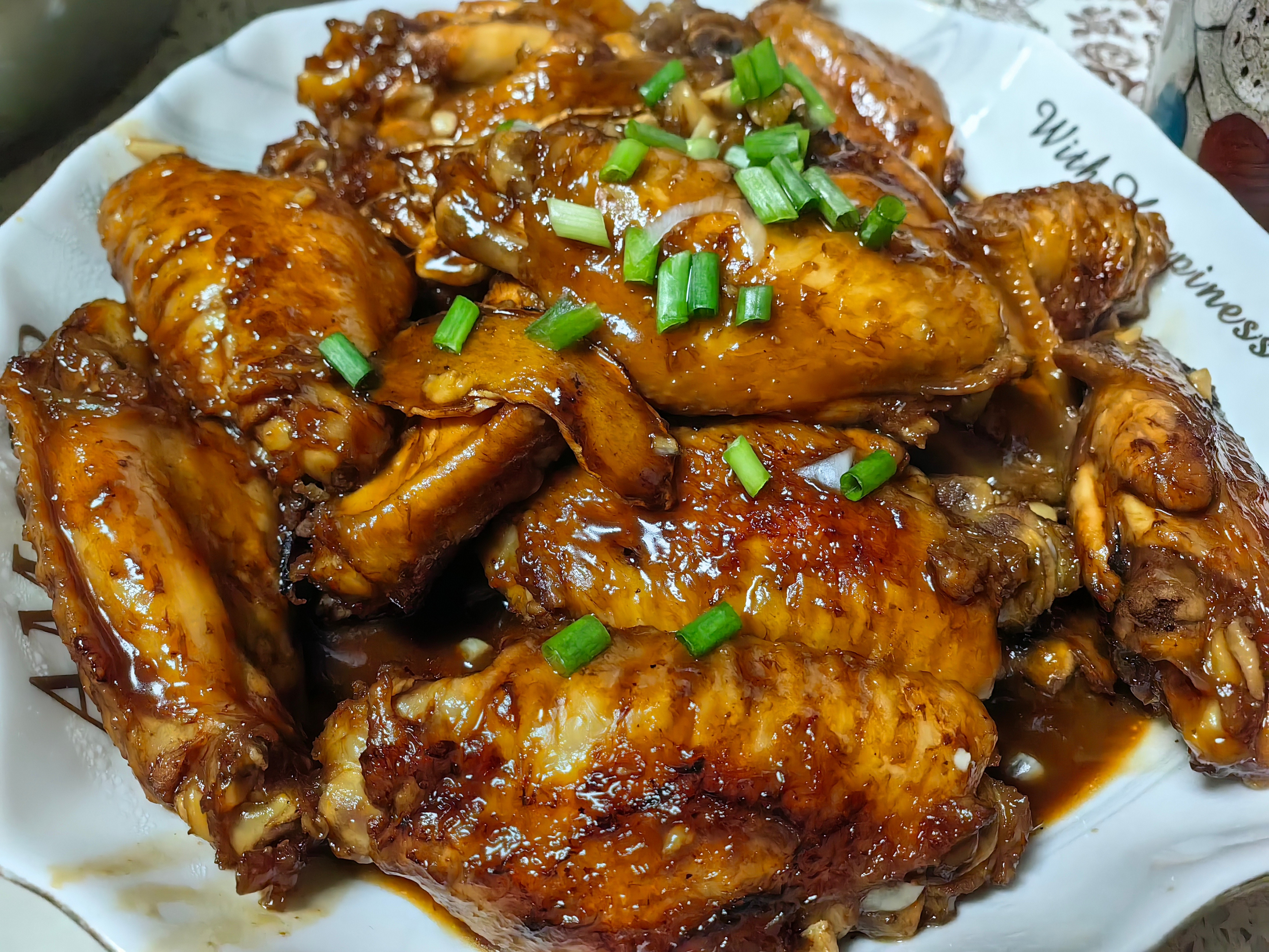 家常菜干锅包菜，油蛤蒸蛋，青红椒炒鱿鱼，清蒸鱼，可乐鸡中翅，炒菜瓜。