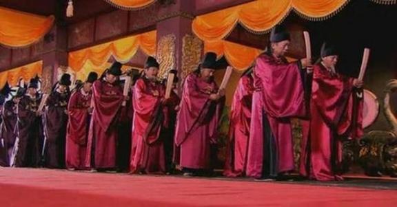 清朝官员的退休金是每年50两白银，换算成现在的人民币是多少钱？ 提起古代官员