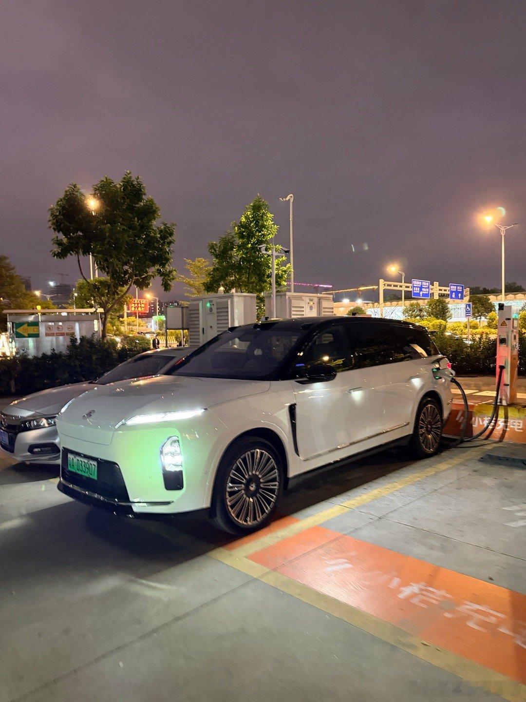 哪个大聪明给我插的充电枪！[微笑]欧尼茜茜蔚来全新es8​​​