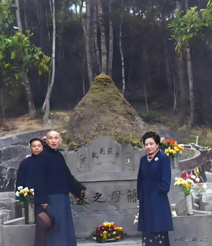 1949年，浙江，蒋介石回乡祭祖，此时他已知自己毫无胜算，这是最后一次祭祖了