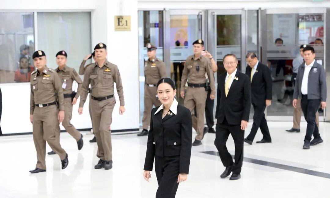 佩通坦能否恢复以前的职务，今天下午就知道了！泰国宪法法院29日上午开始就被暂停总