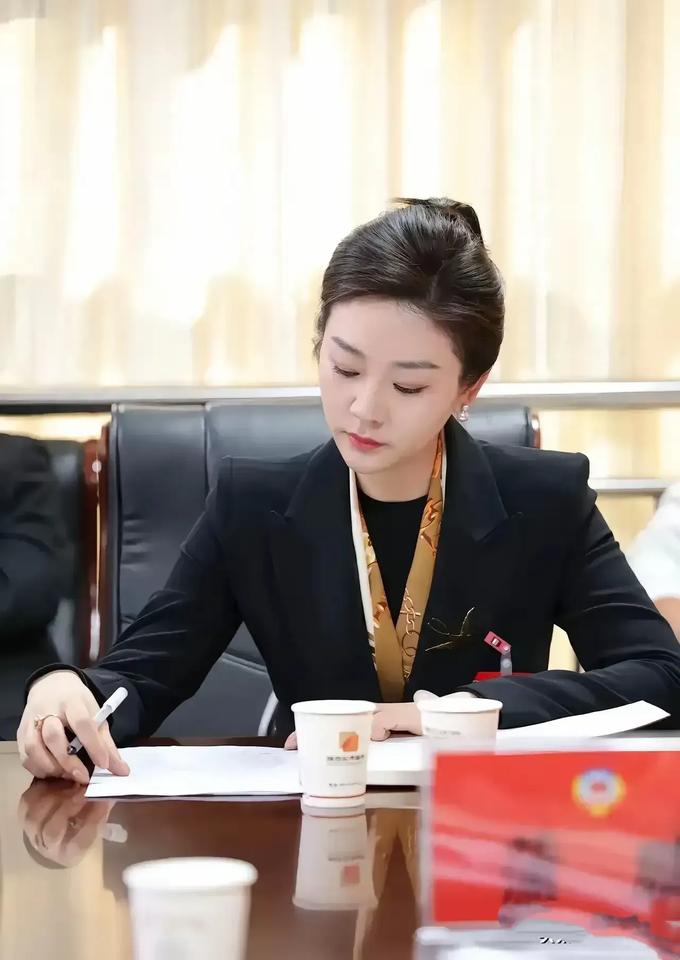 🍃🌳🐹这是啥级别的女干部？应该不是处级吧？