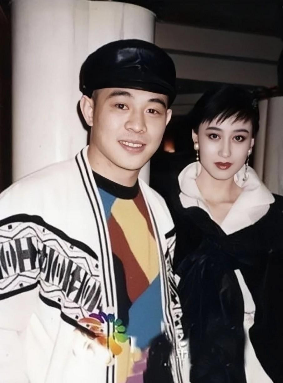 李连杰这辈子在感情上最大的死穴，从来不是跟黄秋燕离了婚，而是他一转身娶的是利智。很多人总觉得大家不放