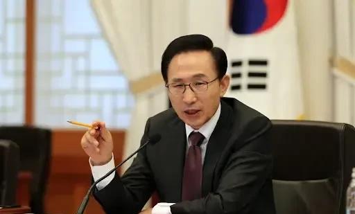 李明博读高中家里穷，交不起学费，但是学校每科考第一，就可以免学费，就这样完成了高