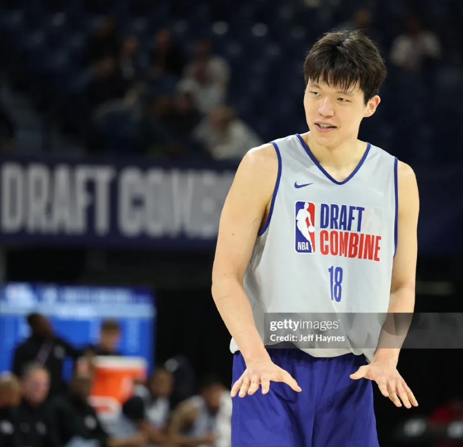 被19岁的杨瀚森吓得不敢登场了。NCAA斯塔福大学的顶级中锋、来自法国的