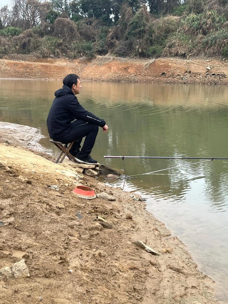 我一直纠结于钓鱼算不算杀生？人本来就处于食物链的最高端，鸡鸭鱼肉，为我所用，这