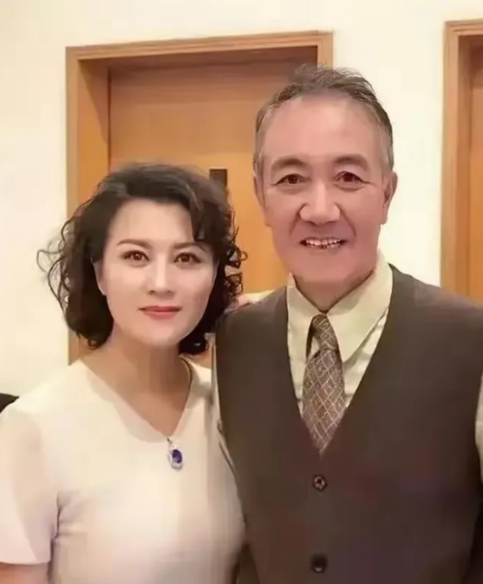 李幼斌和史兰芽夫妻，好有夫妻相啊！史兰芽好漂亮，一双迷人的大眼睛，太美丽啦！