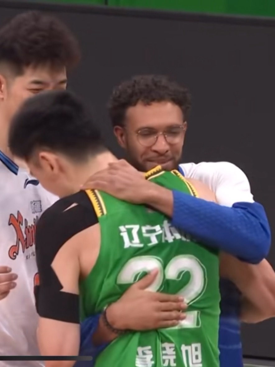 新疆队助教丹尼尔詹姆斯赛后深情拥抱继伟和二哥当年2019-2020赛季他在辽宁队