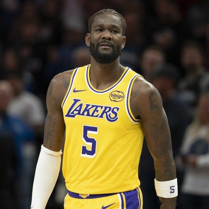 雷迪克透露，艾顿的膝盖核磁共振检查结果无结构性损伤，仅存在部分肿胀情况。雷迪克表