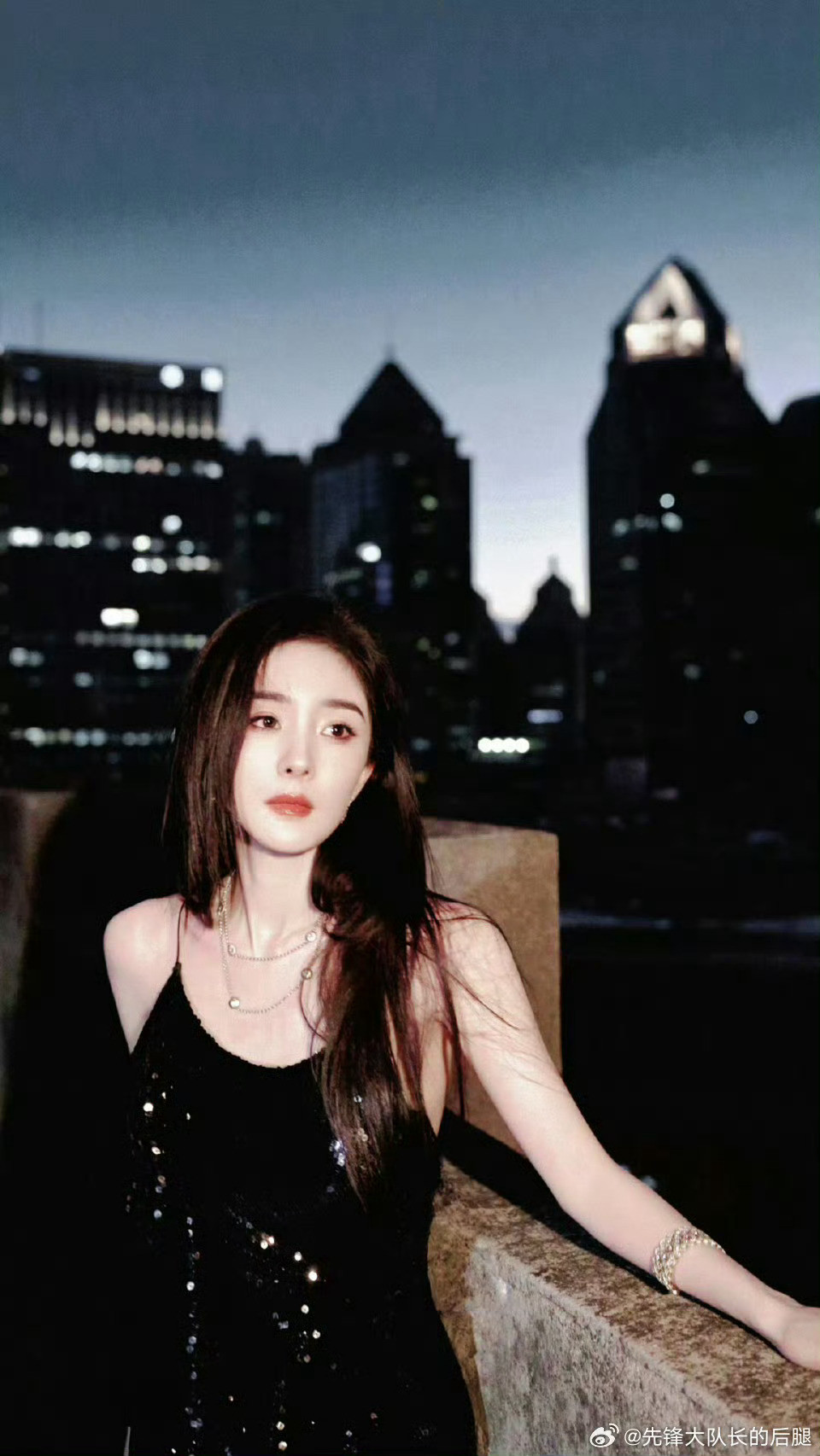 杨幂黑色吊带🖤
