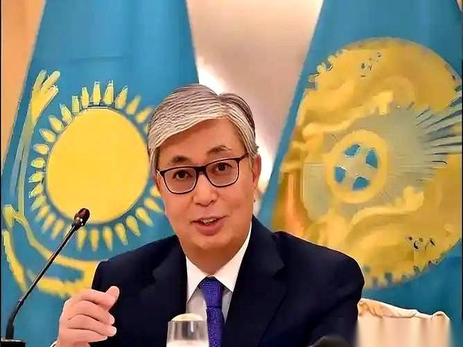 2026年9月印度新德里金砖峰会上，哈萨克斯坦总统托卡耶夫当着三十多国领导人的面