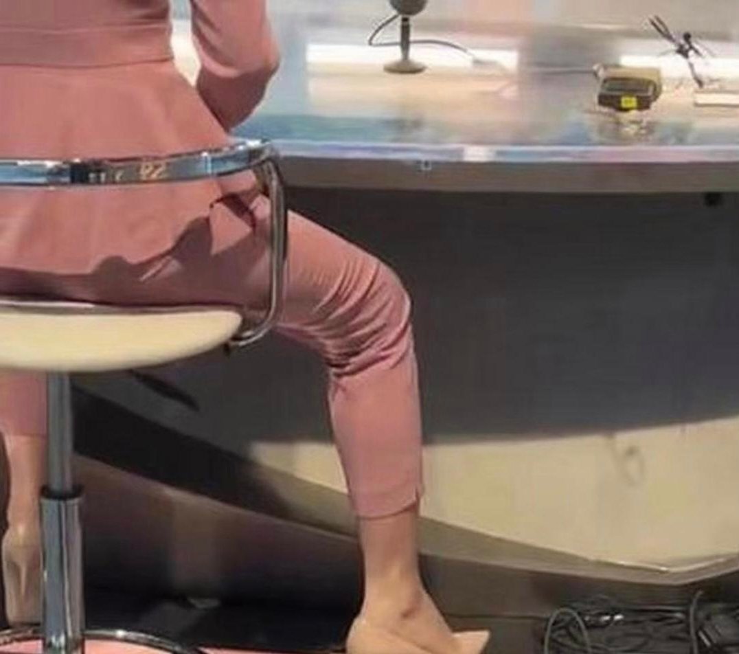 原来主持人是这样翻提词器的！