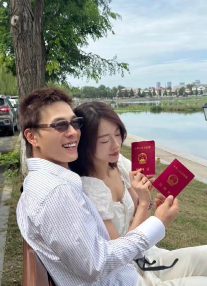 吴谨言约饭于正坦白结婚吴谨言约于正吃饭时，于正洞察姐姐意图称：“是不是要结婚？