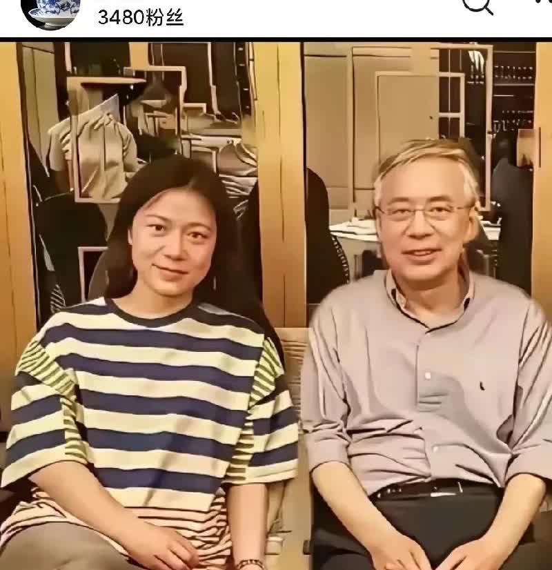 这是翁帆与杨振宁大儿子的合影。杨湧今年74岁，翁帆49岁，相差25岁，年龄可