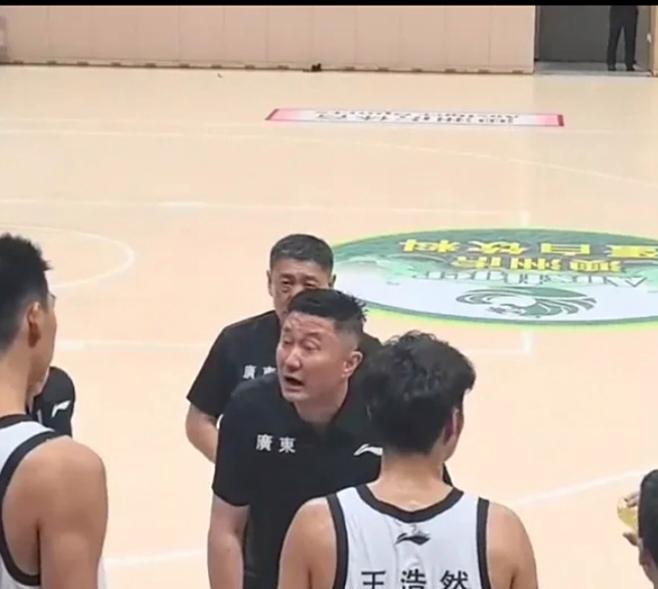 徐昕手指杜锋进行回击！为何？原因揭晓：杜锋一句话激怒徐昕，让他忍无可忍！昨晚，