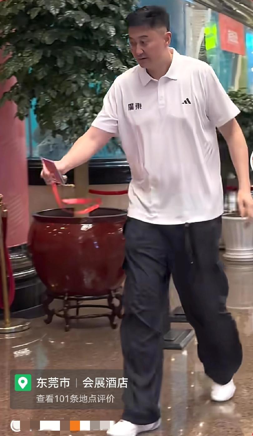 杜锋出行穿运动鞋，李春江皮鞋，徐杰杜润旺穿拖鞋容易引争议东三省和新疆已经是冰