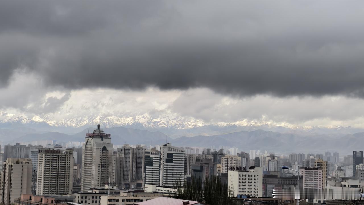 感觉下午还会下雨​​风雨送春归对于乌鲁木齐这样一个干旱少雨的城市，下雨还是