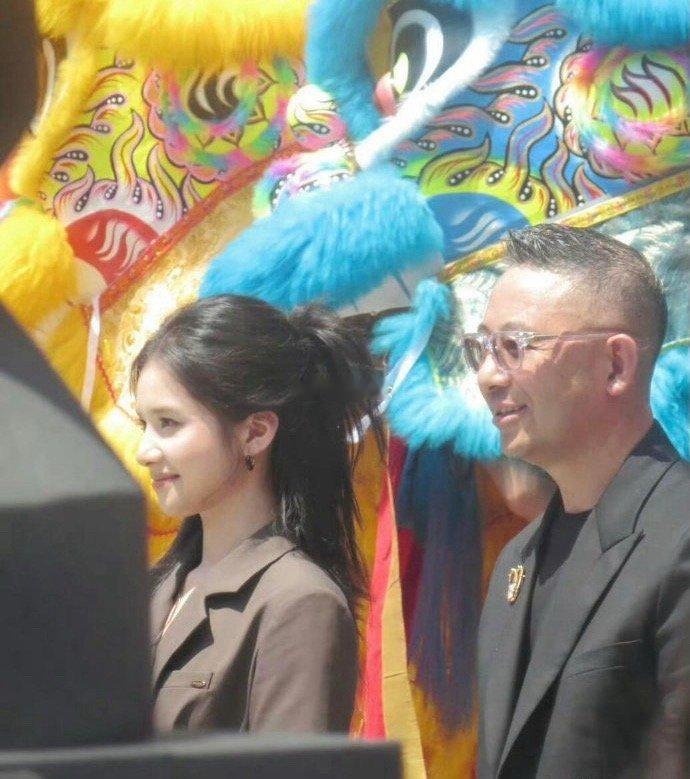 这么优秀吗原来张婧仪的高眉骨可以给眼睛防晒，所以她能在太阳底下睁开眼[裂开]