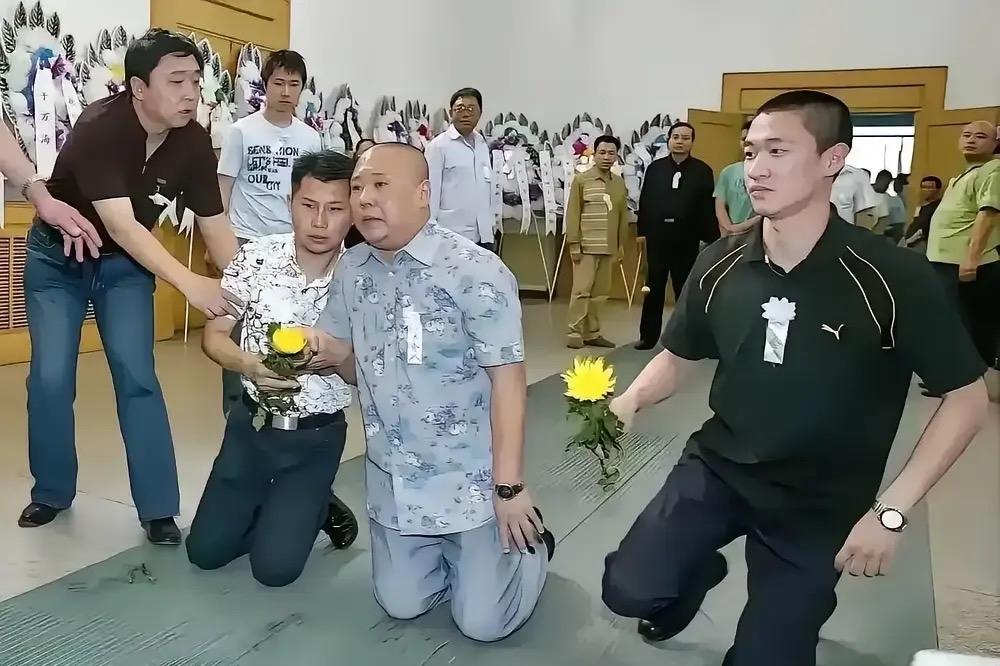 郭德纲带领曹云金何云伟祭拜侯耀文，足可见，当年郭有多器重二人。​2007年，侯