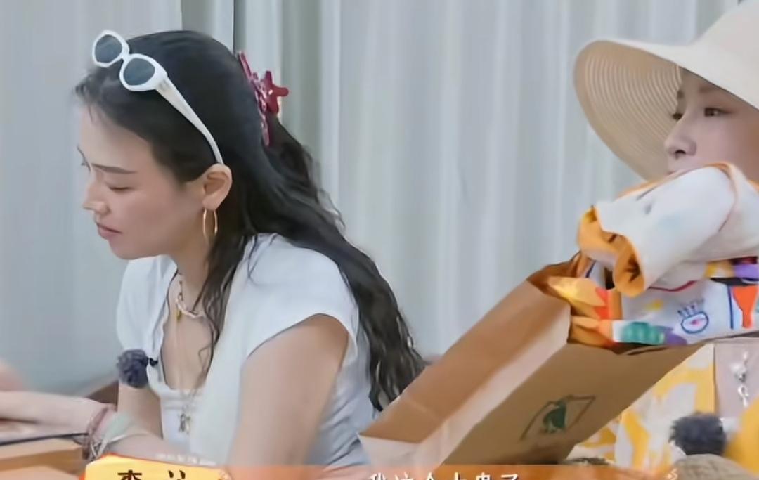 李沁买了很贵的丝巾，自己心里一直在内疚，李沁：“我这个太贵了”，陈数：“但你会一