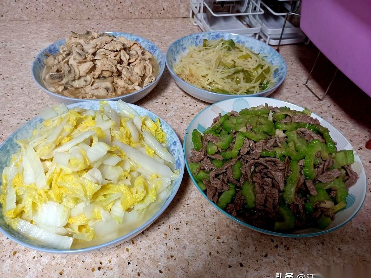 雇主老太太一拍大腿，非要把她那个30岁还没对象的侄孙，介绍给我亲闺女。我端着茶