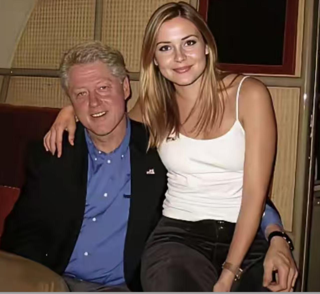 克林顿的女儿这么漂亮？他这个时候大概就50岁不到吧？女儿都这么大了？难道是在大学