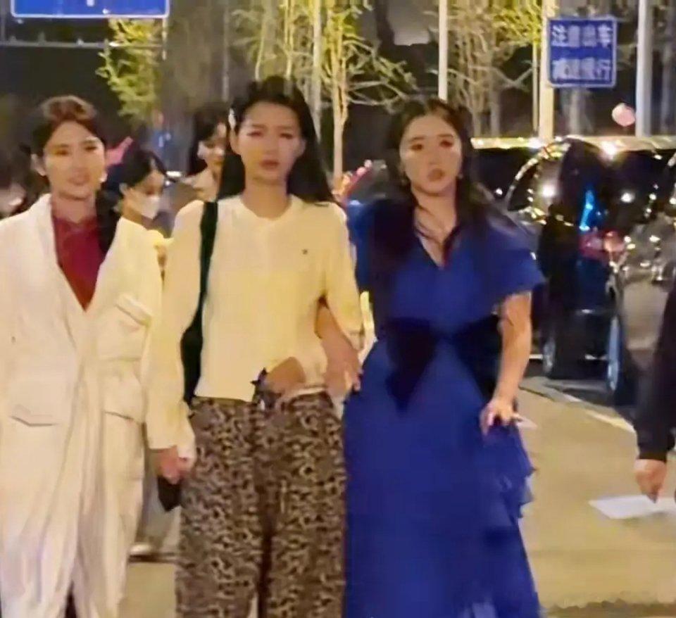 三位姐姐，我最喜欢你们了，一定要好好的练走到最后