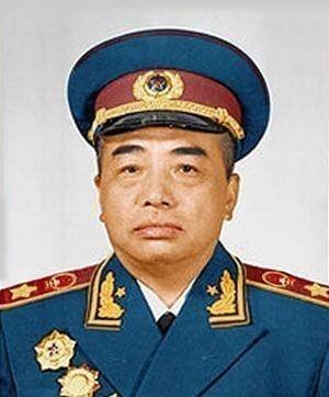 门口站着几十位西路军女战士——她们衣衫褴楼，像一个个叫花子，蓬头垢面，面庞枯瘦得