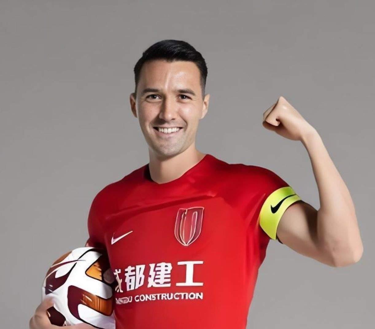 中足联新规：国内球员顶薪税前500万元，还不能签“阴阳合同”。成都蓉城队长周定洋