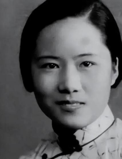 她帮美国造出原子弹，37年后回国，见到周总理第一句话是：“我找不到父母的坟了。”