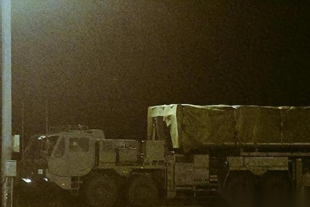 凌晨三点的日本熊本，街上静得发毛，几辆盖着黑布的巨型卡车就这么悄悄溜进了驻屯地。