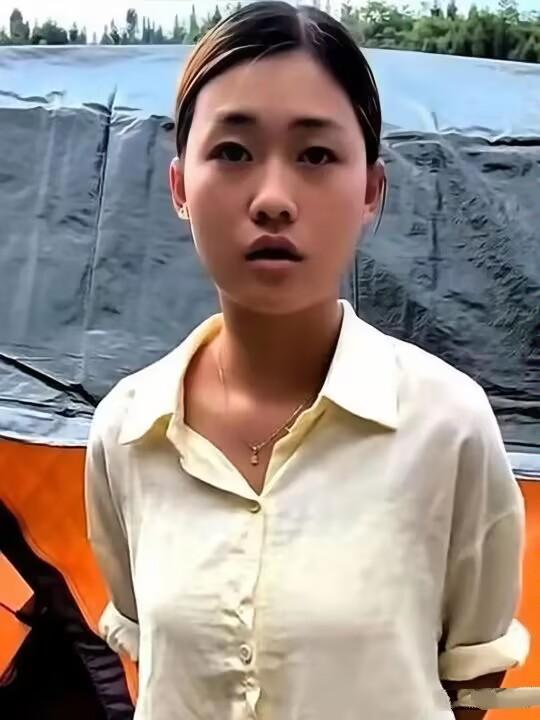 一名徒步女孩轻装进入新疆无人区，又累又渴之际，发现一顶空置帐篷，便进去短暂休整。
