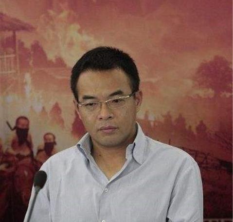 2004年，“天上人间”掌舵人覃辉驾车撞上一辆载有大人物的老式轿车，他下车便准备