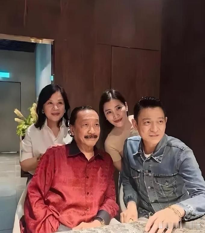 64岁刘德华陪朱丽蒨回马来西亚娘家，和妻舅陈志远一家聚餐，看起来状态非常好