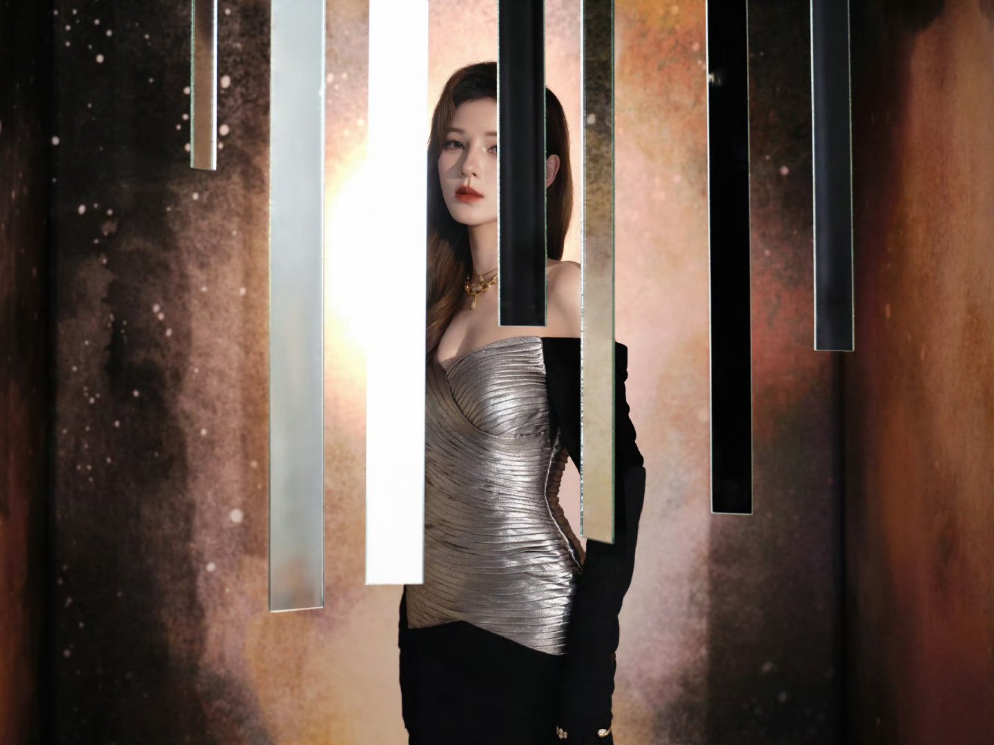 张予曦现身微博之夜红毯，一袭银黑撞色抹胸礼裙吸睛十足。上半身闪耀金属光泽，下半身