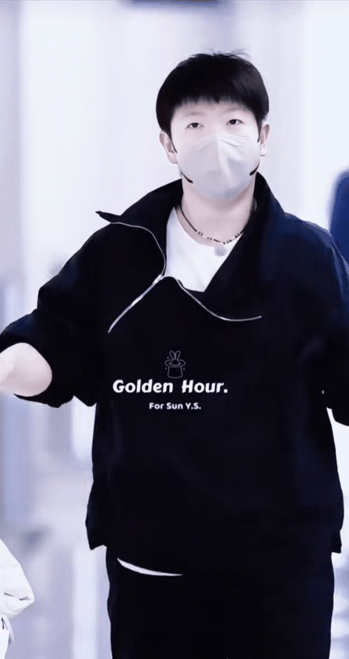 莎莎这个人，实在让人看不懂了你说她只懂打球吧，她换上身白色羽绒服直接走出模特