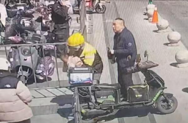 太感人啦！上海有个外卖骑手叫侯海富，送餐的时候突然停车，扔下3单外卖就往路边冲，