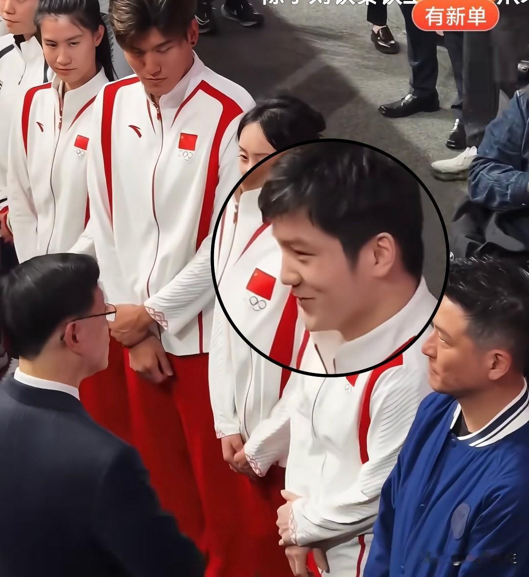 不少球迷一直明白，樊振东为啥老少粉丝全喜欢他。身为国乒主力，越是硬仗他越放