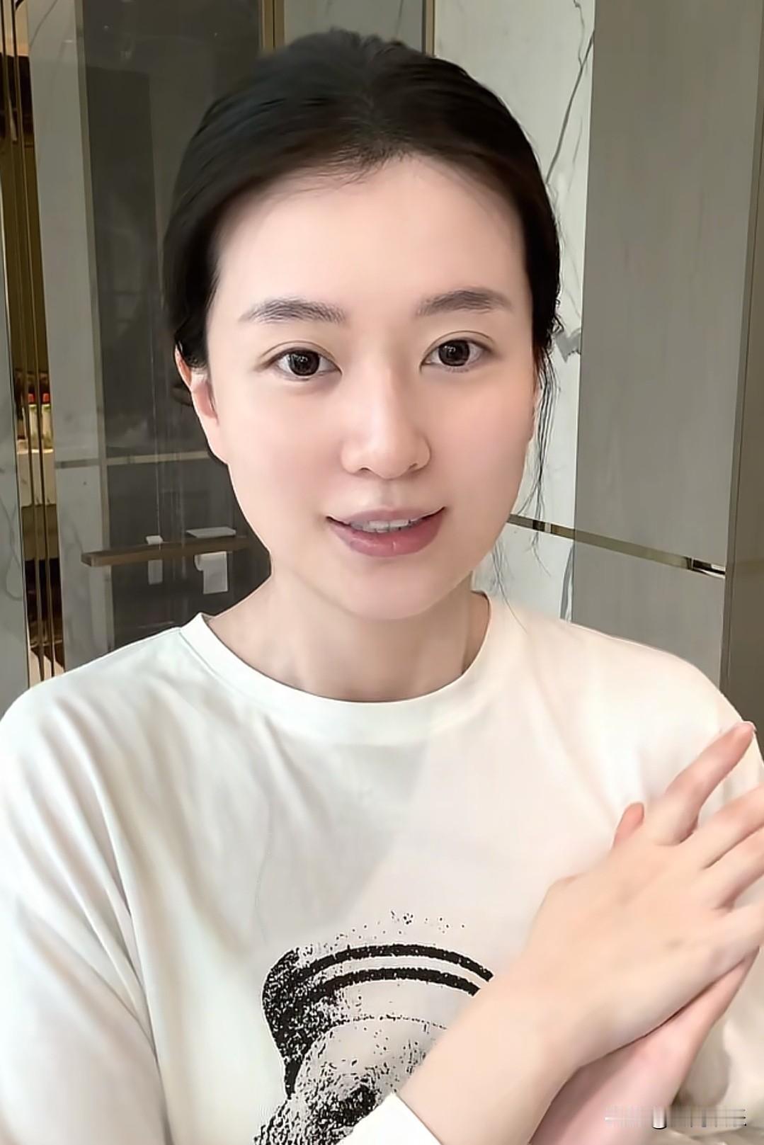 这是乔欣，你敢信吗？素颜的乔欣简直就像是换了一个人，果然明星还是得靠化妆啊！